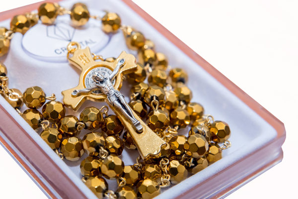 Imagen de Golden crystal rosary in box - Saint Benedict