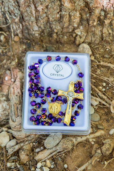 Imagen de Golden crystal rosary in box - Saint Benedict
