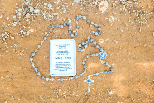Imagen de Rosario de lágrimas de Job con medalla de Nuestra Señora en cadena en caja