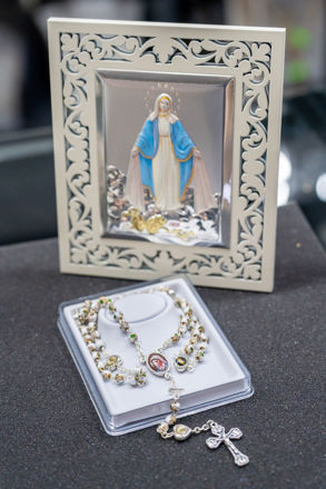 Picture of Silicone rosary with flower art in a box