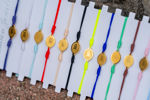 Imagen de Pulseras de varios colores - medalla en color dorado
