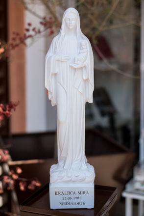 Picture of Statue of Queen of Peace with Child Jesus in her arms (Large)